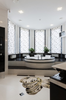 Фото интерьера ванной дома в стиле неоклассика