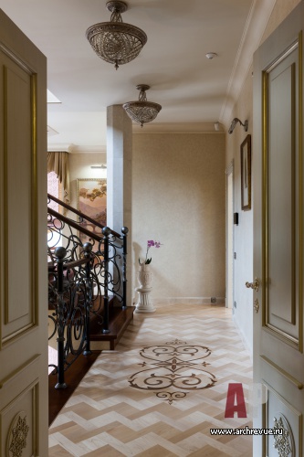 Фото интерьера коридора дома в стиле неоклассика