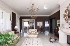 Фото интерьера гостиной дома в стиле неоклассика