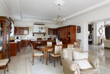 Фото интерьера столовой дома в стиле неоклассика Фото интерьера кухни дома в стиле неоклассика