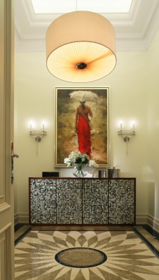 Фото интерьера входной зоны двухуровневой квартиры в стиле ар-деко