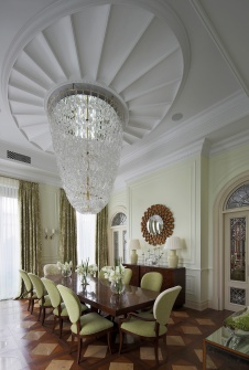 Фото интерьера столовой двухуровневой квартиры в стиле ар-деко