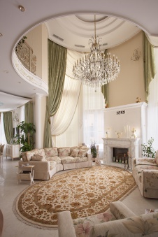 Фото интерьера каминной дома в стиле неоклассика