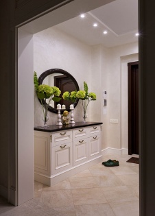 Фото интерьера входной зоны дома в стиле неоклассика