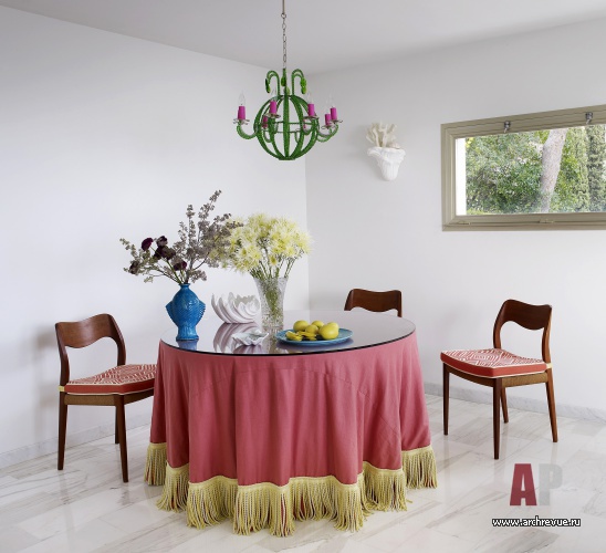 Фото интерьера столовой квартиры в средиземноморском стиле
