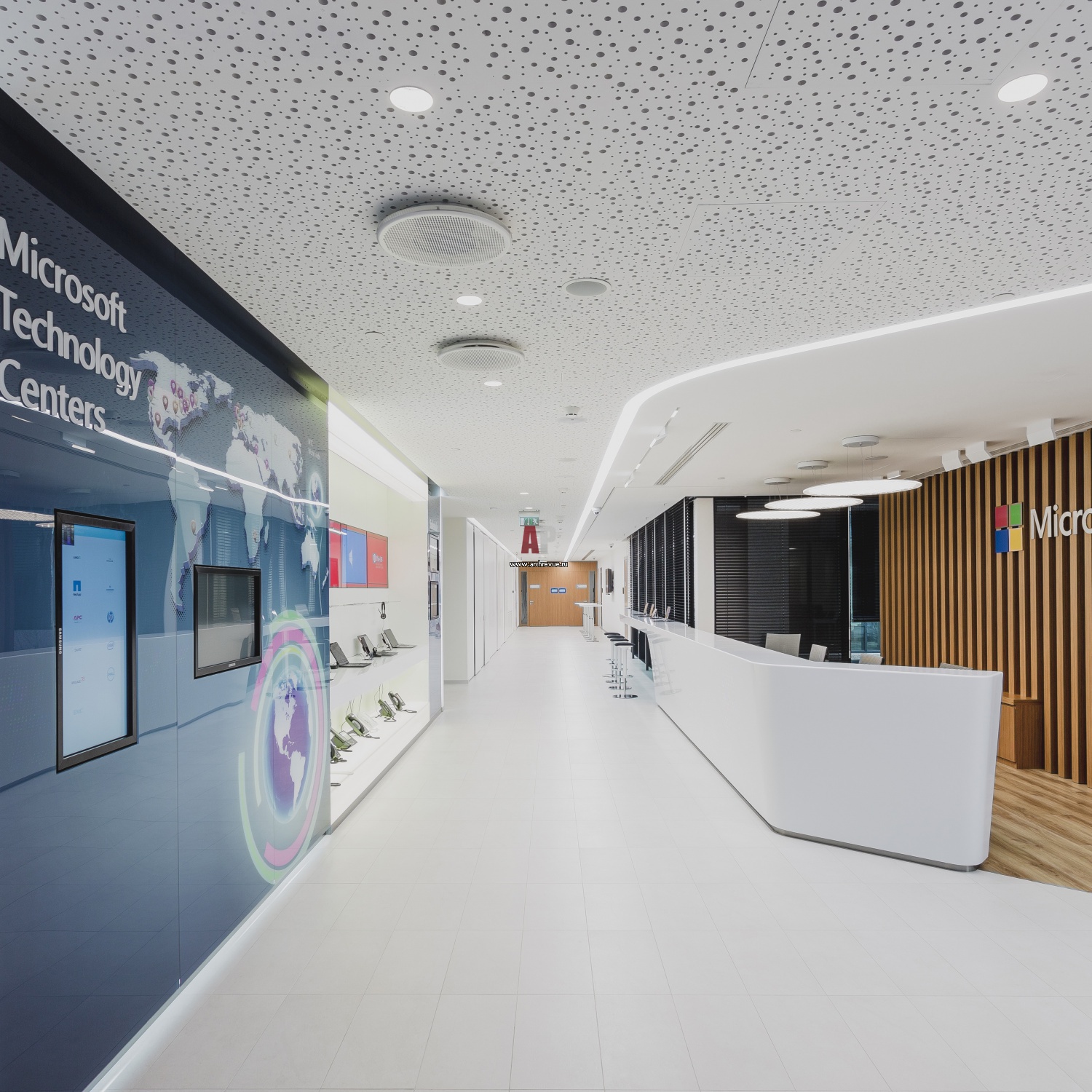 Роскошный дизайн учебного и демонстрационного центра Colorificio San Marco в Анконе