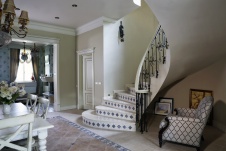 Фото интерьера лестничного холла небольшого дома в стиле кантри