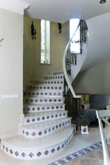 Фото интерьера лестницы небольшого дома в стиле кантри