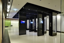 Фото интерьера входной зоны офиса в современном стиле