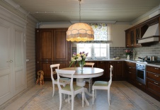 Фото интерьера столовой небольшого дома в стиле кантри Фото интерьера кухни небольшого дома в стиле кантри