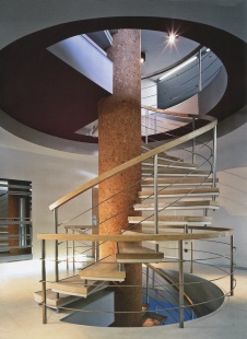Фото интерьера лестницы дома в стиле минимализм