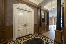 Фото интерьера входной зоны квартиры в стиле неоклассика