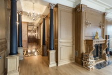 Фото интерьера каминной квартиры в стиле неоклассика