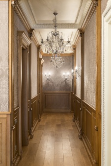 Фото интерьера коридора квартиры в стиле неоклассика