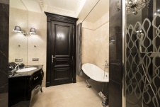 Фото интерьера ванной квартиры в стиле неоклассика
