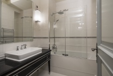 Фото интерьера санузла квартиры в стиле неоклассика