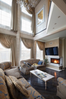 Фото интерьера гостиной дома в стиле неоклассика