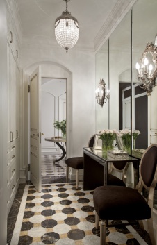 Фото интерьера входной зоны квартиры в стиле неоклассика