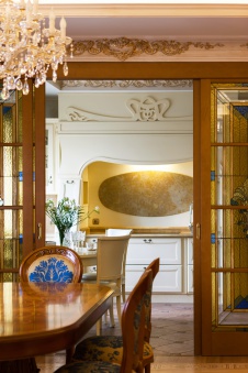 Фото интерьера столовой квартиры в стиле классика