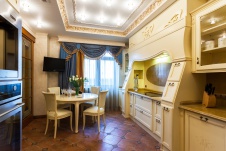 Фото интерьера кухни квартиры в стиле классика