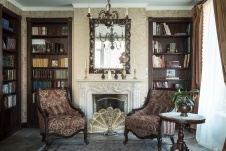 Фото интерьера каминной зоны дома в стиле неоклассика