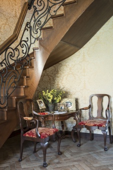 Фото интерьера лестницы дома в стиле неоклассика