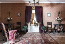 Фото интерьера гостиной дома в стиле неоклассика