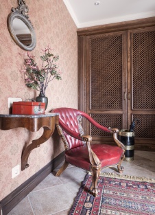 Фото интерьера коридора дома в стиле неоклассика