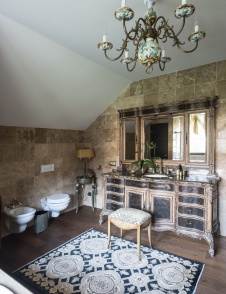 Фото интерьера санузла дома в стиле неоклассика