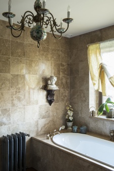 Фото интерьера ванной дома в стиле неоклассика