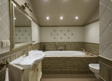 Фото интерьера ванной дома в стиле неоклассика