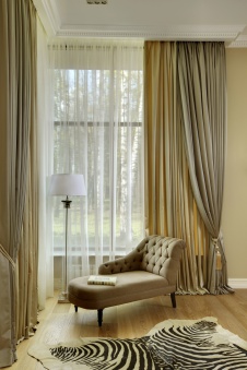 Фото интерьера гостиной дома в стиле неоклассика