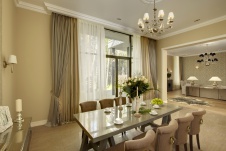 Фото интерьера столовой дома в стиле неоклассика