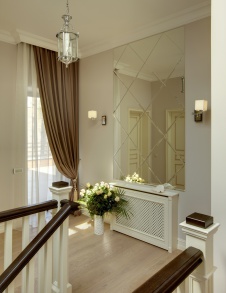 Фото интерьера коридора дома в стиле неоклассика