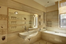 Фото интерьера ванной дома в стиле неоклассика