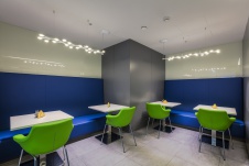 Фото интерьера столовой офиса в современном стиле