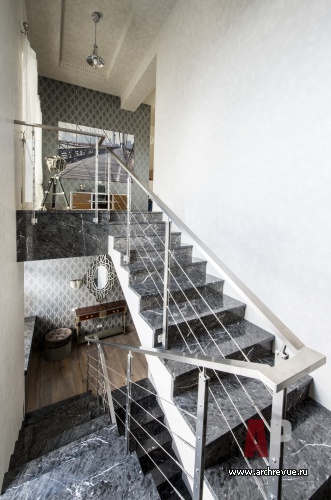 Фото интерьера лестничного холла дома в стиле фьюжн Фото лестницы дома в стиле фьюжн