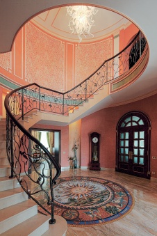 Фото интерьера лестницы дома в стиле неоклассика Фото интерьера лестничного холла дома в стиле неоклассика