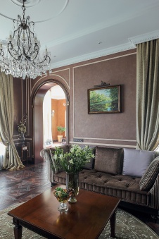 Фото интерьера гостиной дома в стиле неоклассика