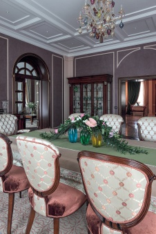 Фото интерьера столовой дома в стиле неоклассика