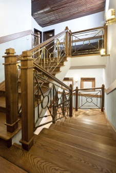 Фото интерьера лестницы спортивного клуба в современном стиле