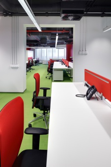 Фото интерьера рабочей зоны офиса в современном стиле