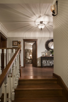 Фото интерьера лестничного холла дома в английском стиле