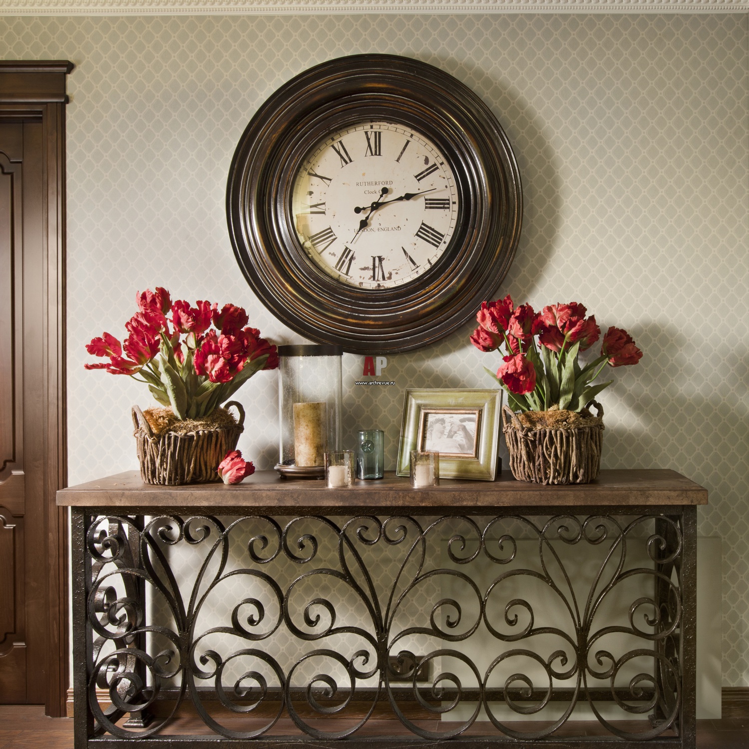 настенные часы в интерьере прихожей. часы на стену в прихожую. настенные часы в коридоре. современные настенные часы в гостиную. часы настенные необычные.