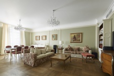 Фото интерьера гостиной квартиры в стиле неоклассика