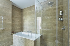 Фото интерьера ванной квартиры в стиле неоклассика