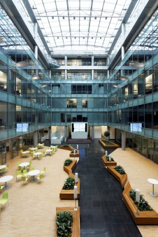 Фото интерьера входной зоны офиса в современном стиле