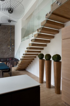 Фото интерьера лестницы маленького дома в стиле минимализм