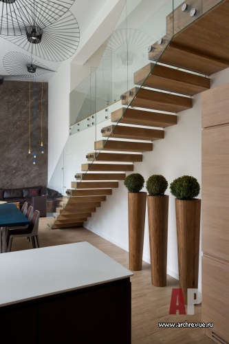 Фото интерьера лестницы маленького дома в стиле минимализм