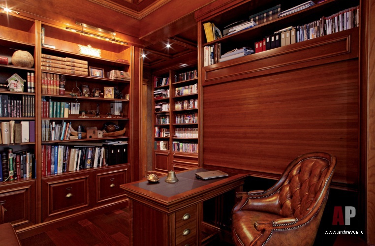Фото интерьера библиотеки квартиры в английском стиле Фото интерьера кабинета квартиры в английском стиле